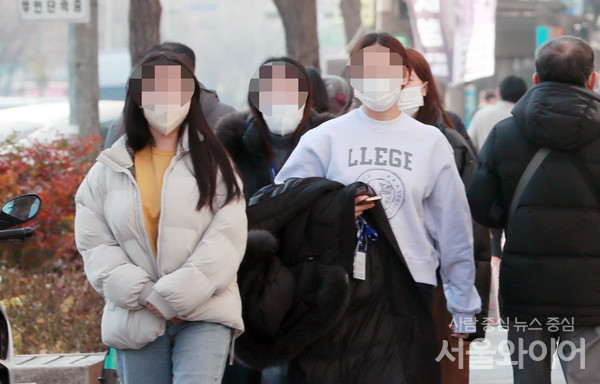 서울일대 거리를 시민들이 걷고 있다. 사진=서울와이어 DB