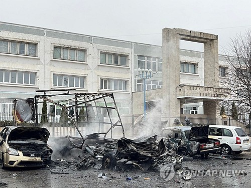 우크라이나군의 공격으로 러시아 국경도시인 벨고로도시의 한 건물에서 차량들이 부서져 있다 (사진, AFP=연합뉴스)