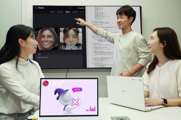 LG유플러스 임직원들이 AI 브랜드 익시의 AI 기술을 테스트하는 모습.(사진=LG유플러스)