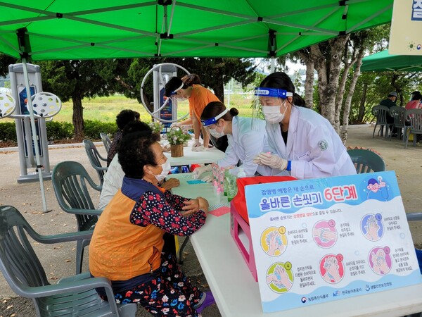 농촌재능나눔 활동지원사업에 참여한 단체가 의료 봉사활동을 하는 모습. 사진=한국농어촌공사 제공