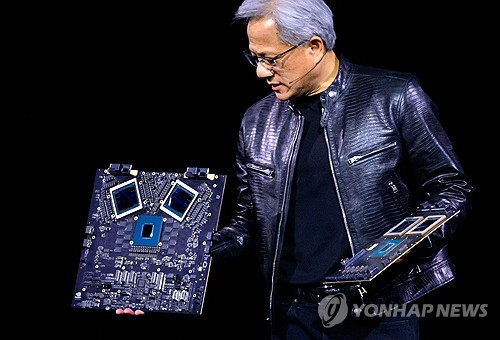 엔비디아의 젠슨 황 CEO가 차세대 AI칩인 'B200'을 공개하고 있다 (사진, AFP=연합뉴스)