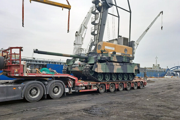 폴란드 그드니아 항구에 도착한 폴란드 K2 전차. 사진=현대로템 제공
