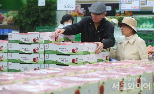 서울시내 대형마트를 찾은 시민이 사과를 고르고 있다. 사진=서울와이어 DB