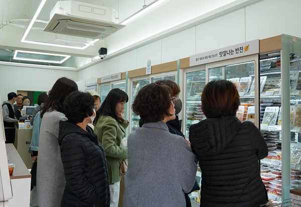 지난 21일 오픈한 슈퍼키친 부산 화명점 매장에 방문한 손님들이 반찬 제품을 둘러보고 있다. 사진=(주)슈퍼메이커즈