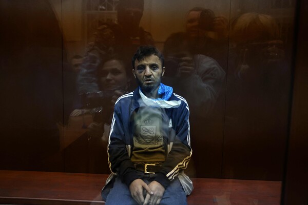 러시아 모스크바 외곽 공연장에서 발생한 테러 사건 용의자 중 한명인 다렐드존 바로토비치 미르조예프가 24일(현지시간) 재판을 받기 위해 법정에 출석해 대기하고 있다. 사진=연합뉴스