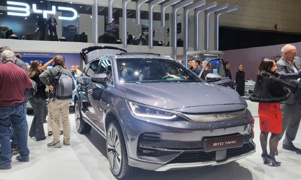 지난달 26일 스위스 제네바 국제전시장 팔렉스포에서 열린 제네바 국제모터쇼 전시장에 BYD의 스포츠유틸리티차량(SUV) 모델인 '탕(Tang)'이 전시돼 있다. 사진=연합뉴스