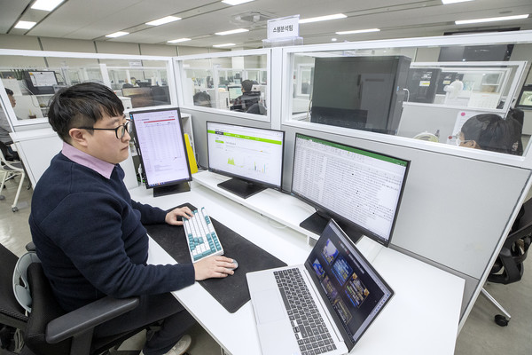 서울 광화문에 위치한 KT 고객센터에서 직원이 AI 클린 메시징 시스템으로 스팸 메시지를 분석하고 있다.(사진=KT)