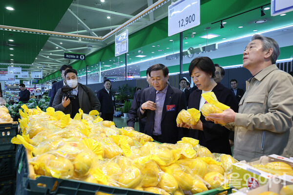 송미령 농림식품부 장관과 강호동 농협중앙회 회장이 농산물 가격을 점검하고 있다.