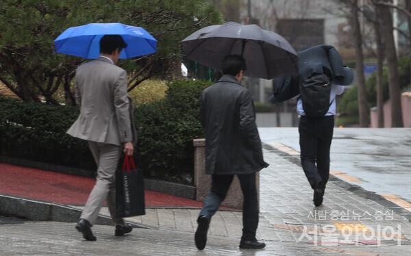 시민들이 빗길을 걷고 있다.