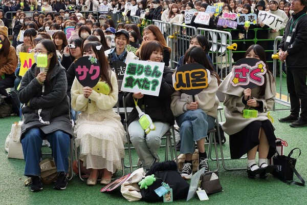 지난 19일부터 24일까지 일본 후쿠오카, 오사카, 도쿄에서 열린 'K-관광 로드쇼' 내 NCT WISH의 한국관광 홍보토크쇼를 보기 위해 모인 일본인 팬들의 모습. 사진=한국관광공사 제공