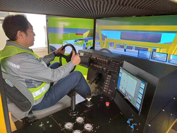 한화오션 거제사업장에 위치한 블록운반팀 VR 교육장에서 ‘VR 기반 트랜스포터 시뮬레이터’를 통해 운행 실습이 이뤄지고 있다. 사진=한화오션 제공