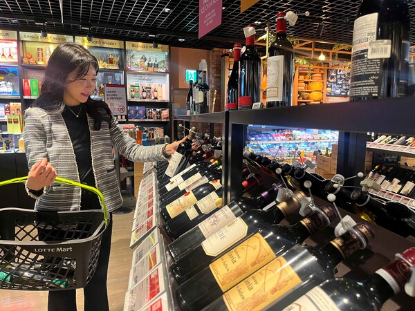 롯데마트 월드타워점 주류매장에서 고객이 와인을 살펴보고 있다.(사진=롯데마트)
