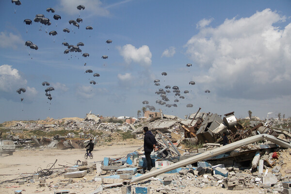 인도주의적 구호품이 가자시티에서 공중 투하되고 있다 (사진, AP=연합뉴스)