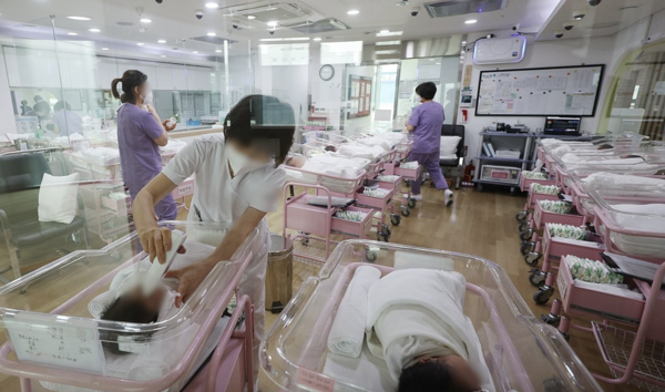 28일 오후 서울 시내 한 산후조리원 신생아실에서 간호사 등 관계자들이 신생아들을 돌보고 있다.(사진=연합뉴스)