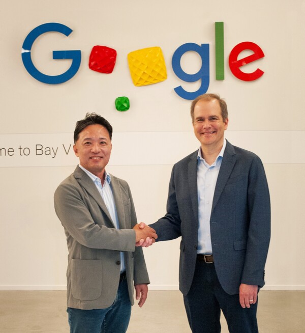 왼쪽부터 김택진 엔씨소프트 대표, 마크 로메이어 구글 클라우드 부사장(사진=엔씨소프트)