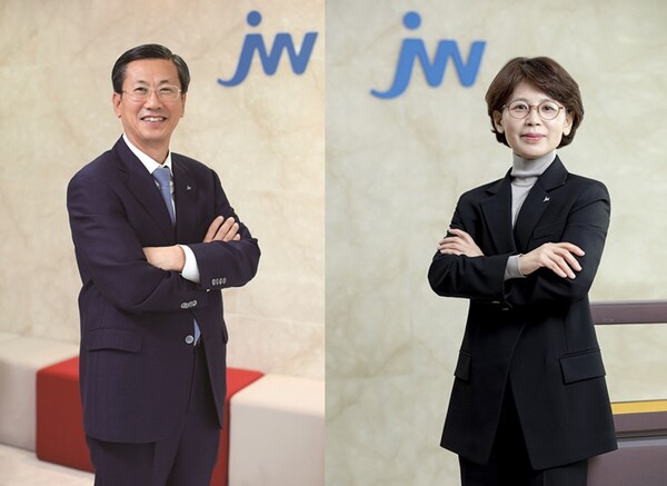 왼쪽부터 차성남 JW홀딩스 대표이사, 함은경 JW생명과학 대표이사.(사진=JW그룹)/서울와이어
