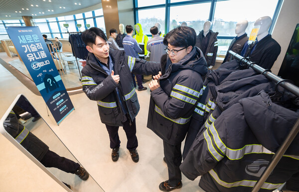 서울 강서구 본사에서 대한항공 직원들이 신규 안전 현장 유니폼을 시착해보는 모습. 사진=대한항공 제공
