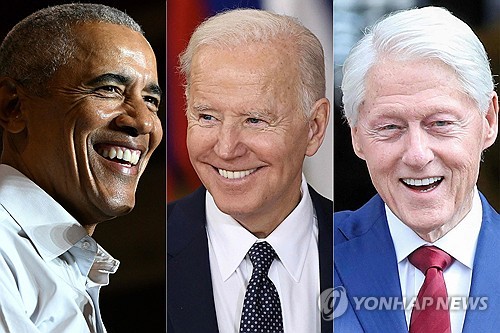 조 바이든 미국 대통령과 버락 오바마 전 대통령, 빌 클린턴 전 대통령이 정치자금 모금행사에 나란히 참석했다 (자료사진, AFP=연합뉴스)