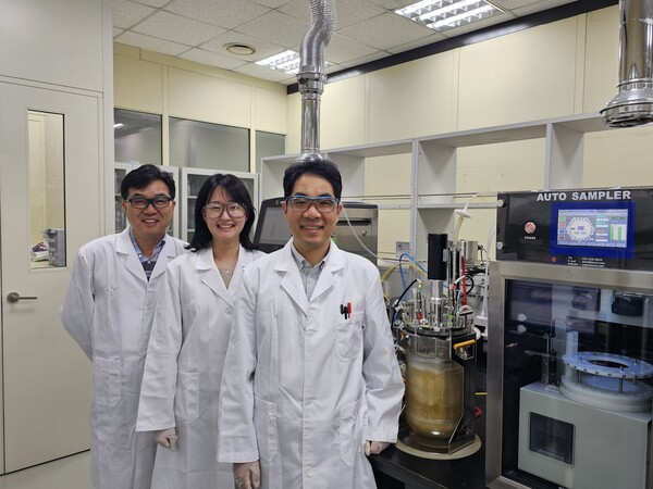 대전 유성구 SK이노베이션 환경과학기술원 연구실에서 박재연 SK이노베이션 환경과학기술원 PL(생물화학공학 박사, 오른쪽)과 연구진들이 PLA 기술 연구설비를 소개하고 있다. 사진=SK이노베이션 제공