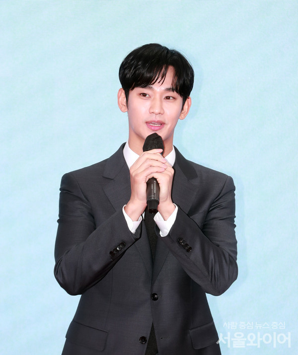 26일 복수 언론 보도에 따르면 배우 김수현이 올해 1월 서울 성동구 성수동 소재 갤러리아포레 297㎡(90평) 펜트하우스를 88억원에 추가 매입해 총 3채 보유 중인 것으로 알려졌다. 부동산 업계에선 그가 소유한 아파트 3채의 가격이 최대 300억원에 이를 것으로 추산했다. 사진=서울와이어 DB 