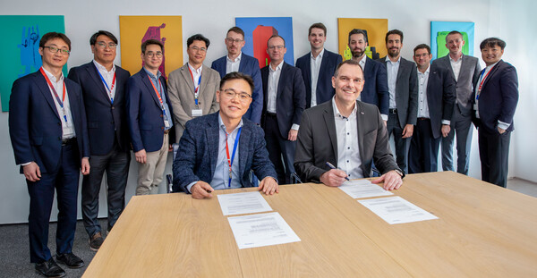 김동춘 LG화학 전자소재사업부장(앞줄 왼쪽)과 얀 헤닝 멜펠트(jan henning mehlfeldt) 베바스토  첨단 유리 사업총괄이 SGF(Switchable Glazing Film) 수주계약을 체결한 뒤 기념사진읋 촬영하고 있다. 사진=LG화학 제공