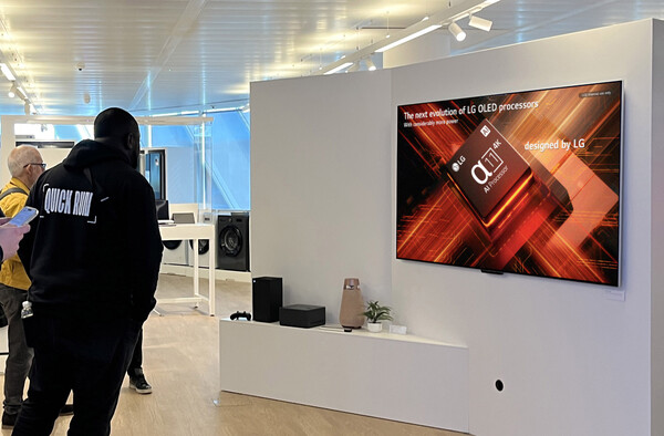 해외 전문가들이 LG 올레드 에보를 살펴보고 있다. 사진=LG전자 제공