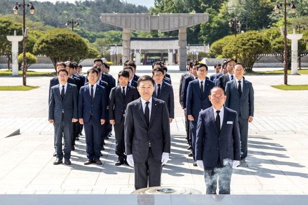 14일 고병일 광주은행장(가운데)을 비롯한 임직원들이 5·18민주묘지를 찾아 민주영령들의 넋을 기리고 있다. 사진=광주은행