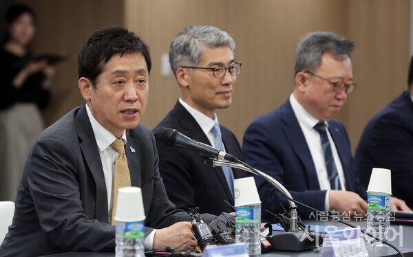 29일 서울 마포 프론트원에서 열린 '대출 갈아타기 서비스 1주년' 행사에서 김주현 위원장이 간담회에서 발언을 하고 있다. 사진=이태구 기자