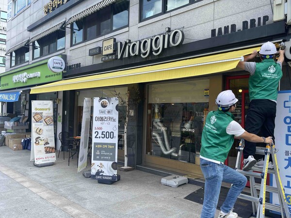 스타벅스 코리아가 오는 26일까지 노후화된 소상공인 카페의 시설 보수를 지원하는 프로그램인 ‘상생카페’에 참여할 소상공인 점주를 모집한다. 사진=스타벅스 코리아 제공