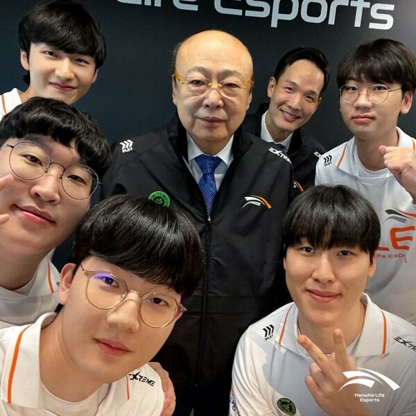 김승연 한화그룹 회장과 그의 차남 김동원 한화생명 사장이 지난 5월 한화생명e스포츠단과 만나 기념사진을 촬영하고 있다. 사진=한화생명e스포츠 제공