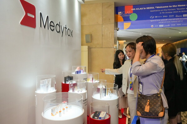 지난 6일 '2024 ICLAS 서울'에 참가한 의료 관계자들이 메디톡스 부스를 관람하고 있다.(사진=메디톡스)