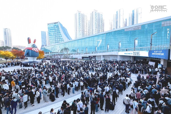 호요랜드 입장을 위해 모인 이용자들(사진=호요버스)