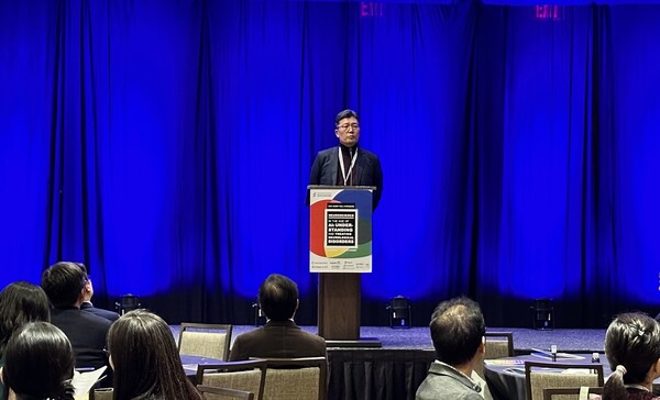 2024 KASBP 가을 심포지엄에서 박재홍 동아에스티 R&D 총괄 사장이 참여자들을 대상으로 동아에스티 R&D 파이프라인과 글로벌 오픈이노베이션 전략에 대해 발표하고 있다.(사진=동아에스티)