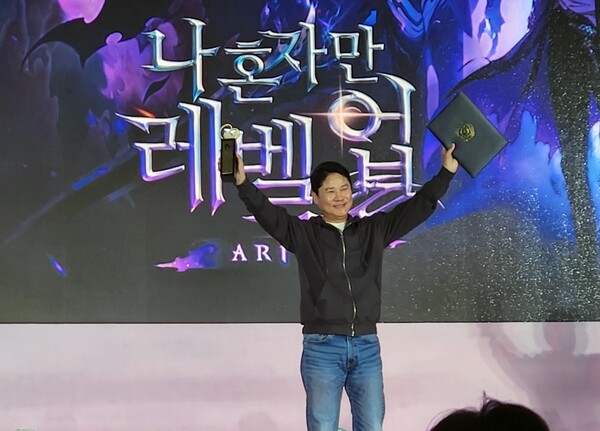 권영식 넷마블 대표가 수상 후 자축하고 있다.(사진=서동민 기자)