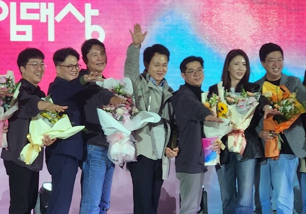 방준혁 넷마블 의장(가운데)이 손을 들어 올리며 자축하고 있다.(사진=서동민 기자)