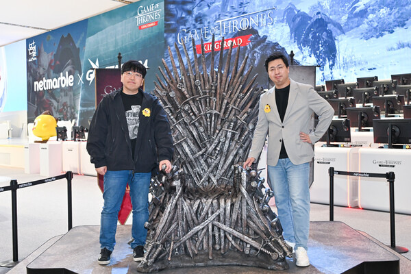 왼쪽부터 장현일 넷마블네오 PD, 문준기 넷마블 사업본부장(사진=넷마블)