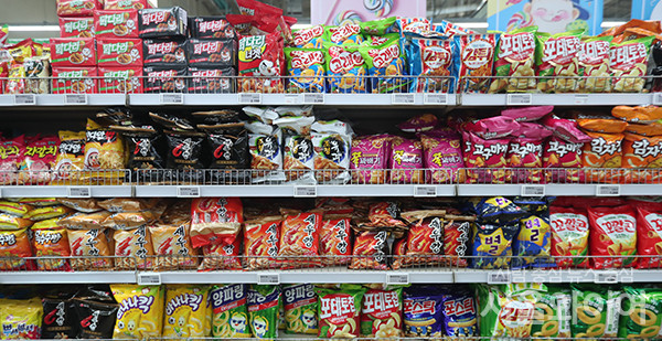 서울시내 대형마트에 과자 상품이 진열돼 있다. 사진=서울와이어 DB
