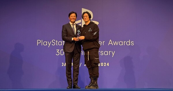 김형태 스텔라 블레이드 총괄 디렉터(우측)와 우라타 키치로 소니인터랙티브 엔터테인먼트 재팬 아시아 파트너 D&R 대표(좌측)(사진=시프트업)