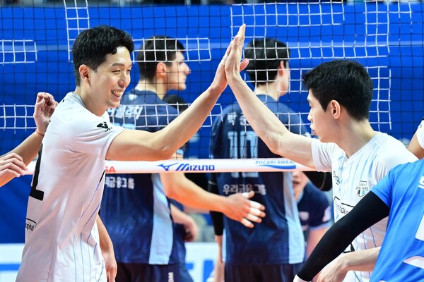 현대캐피탈 최민호(왼쪽)와 황승빈의 하이파이브  사진=한국배구연맹