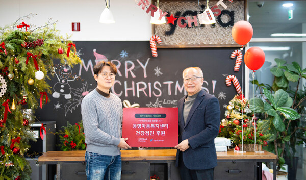 ‘동명아동복지센터’에 건강검진 기금을 전달한 컴투스홀딩스 유연상 실장(좌)과 동명아동복지센터 김광빈 원장(우)(사진=컴투스홀딩스)