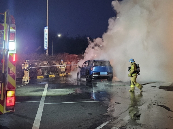 소방이 불이 붙은 EV9을 진압하고 있다. 사진=연합뉴스