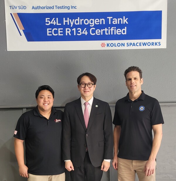 코오롱스페이스웍스가 자체 개발한 수소 연료탱크가 UN 유럽경제위원회의 R134 인증을 획득했다. 안상현 코오롱스페이스웍스 대표(가운데)가 6일(현지시각) 미국 ATI 본사에서 열린 인증식에서 주요 관계자들과 기념촬영을 하고 있다. [사진=코오롱]