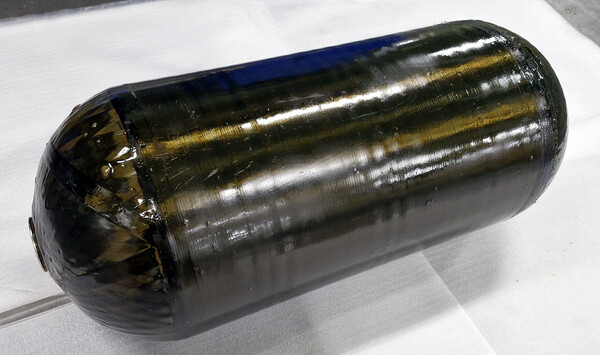 UN 유럽경제위원회의 R134 인증을 획득한 코오롱스페이스웍스의 수소 연료탱크 [사진=코롱스페이스웍스]