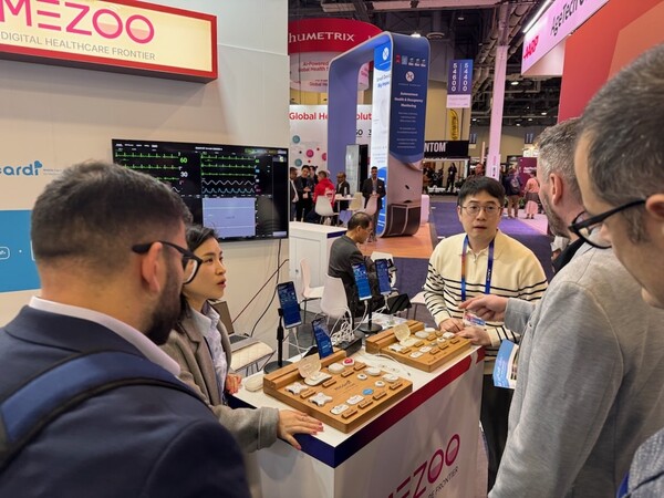 CES 2025에서 동아에스티, 메쥬 임직원이 참가자들에게 하이카디 기능을 설명하고 있다.(사진=동아에스티)