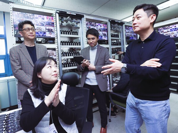 홍범식 LG유플러스 사장(맨 오른쪽)이 홈서비스품질 직원에게 업무 설명을 듣는 모습(사진=LG유플러스)