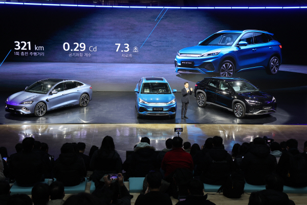 지난달 16일 오전 인천 중구 상상플랫폼에서 열린 '중국 BYD 승용 브랜드 런칭 미디어 쇼케이스'에서 조인철 BYD 코리아 승용부문 대표가 아토 3 등 차량을 소개하고 있다. 사진=연합뉴스