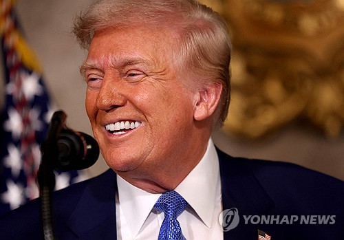 도널드 트럼프 미국 대통령이 한국의  주력 수출품인 철강, 자동차, 반도체 등 한국을 포함한 전세계 25%의 관세 폭탄을 예고했다(사진= AFP,연합뉴스)