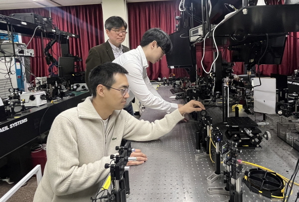 무색수차 메타렌즈 연구 모습. 사진=삼성전자 제공