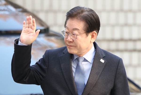 더불어민주당 이재명 대표가 14일 서울 서초구 서울중앙지방법원에서 열린 '대장동 배임·성남FC 뇌물' 1심 속행 공판에 출석하고 있다. 2025.2.14 k