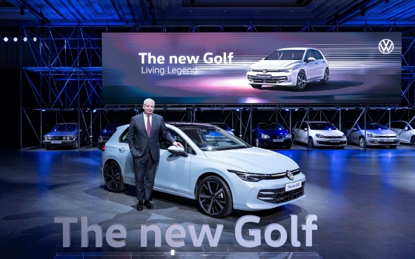 틸 셰어 폭스바겐그룹코리아 대표이사 사장이 신형 골프와 기념사진을 촬영하고 있다. 사진=폭스바겐 코리아 제공